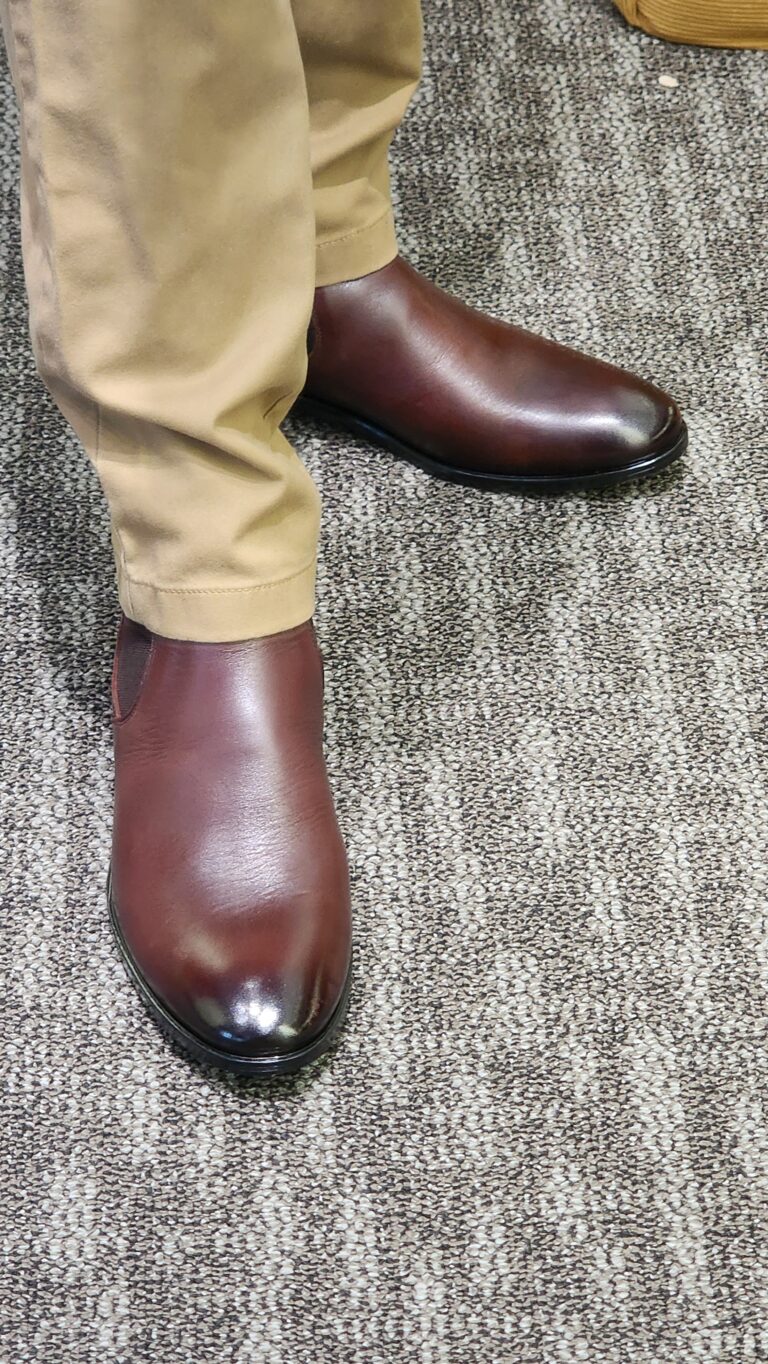 KNAR Chelsea Boot màu burgundy thử thực tế trên chân với quần chinos khaki