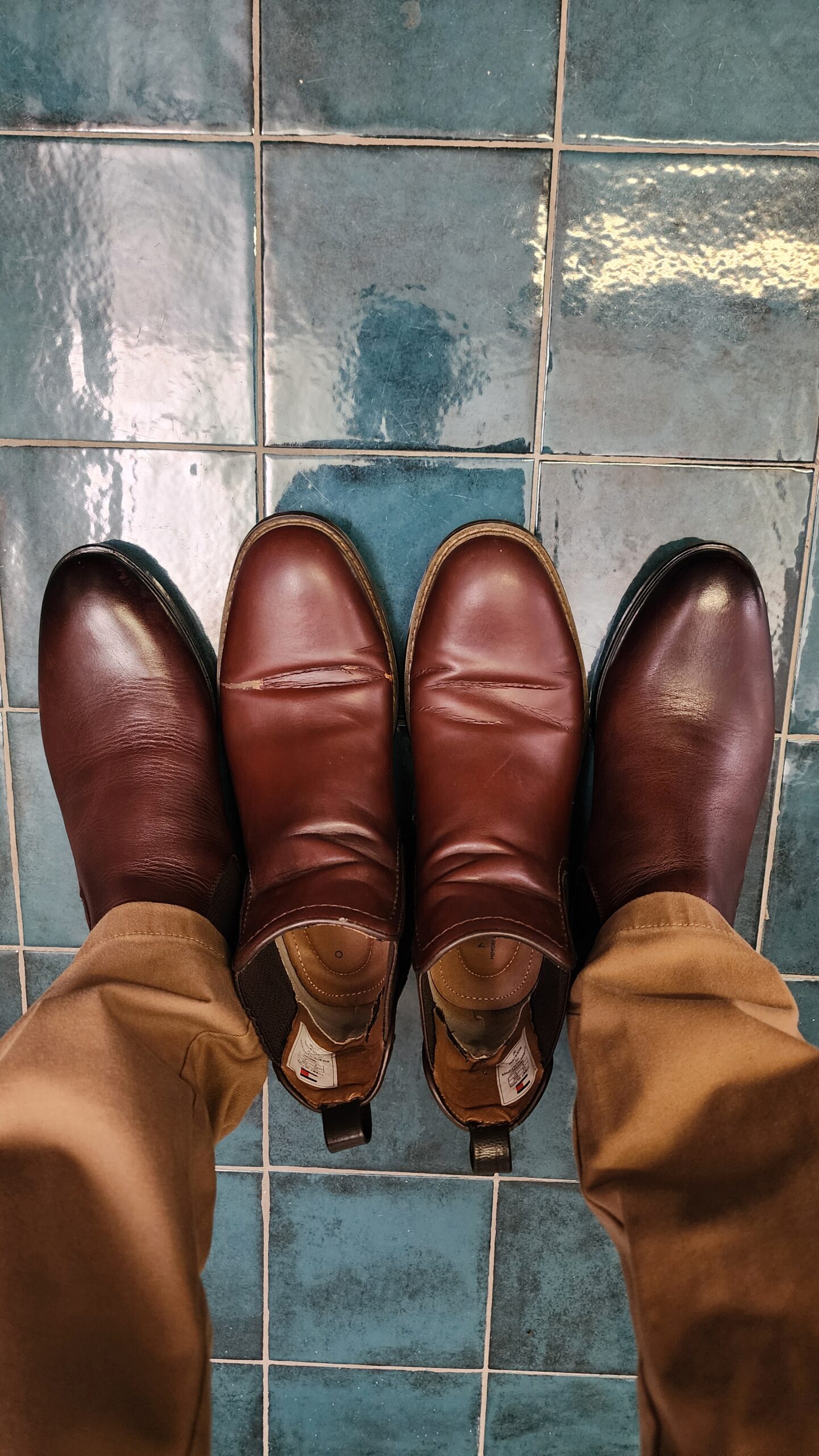 So sánh KNAR Chelsea Boot với đôi Chelsea Tommy Hilfiger đã qua sử dụng