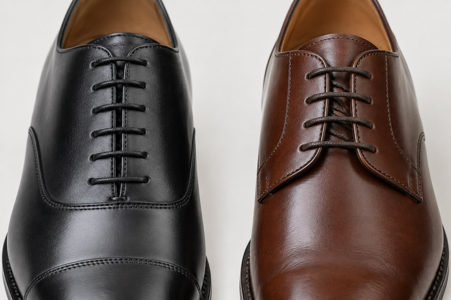 Cận cảnh closed lacing của Oxford và open lacing của Derby